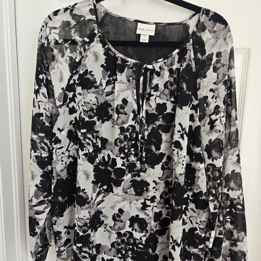 Ava & Viv Monochrome Floral Blouse